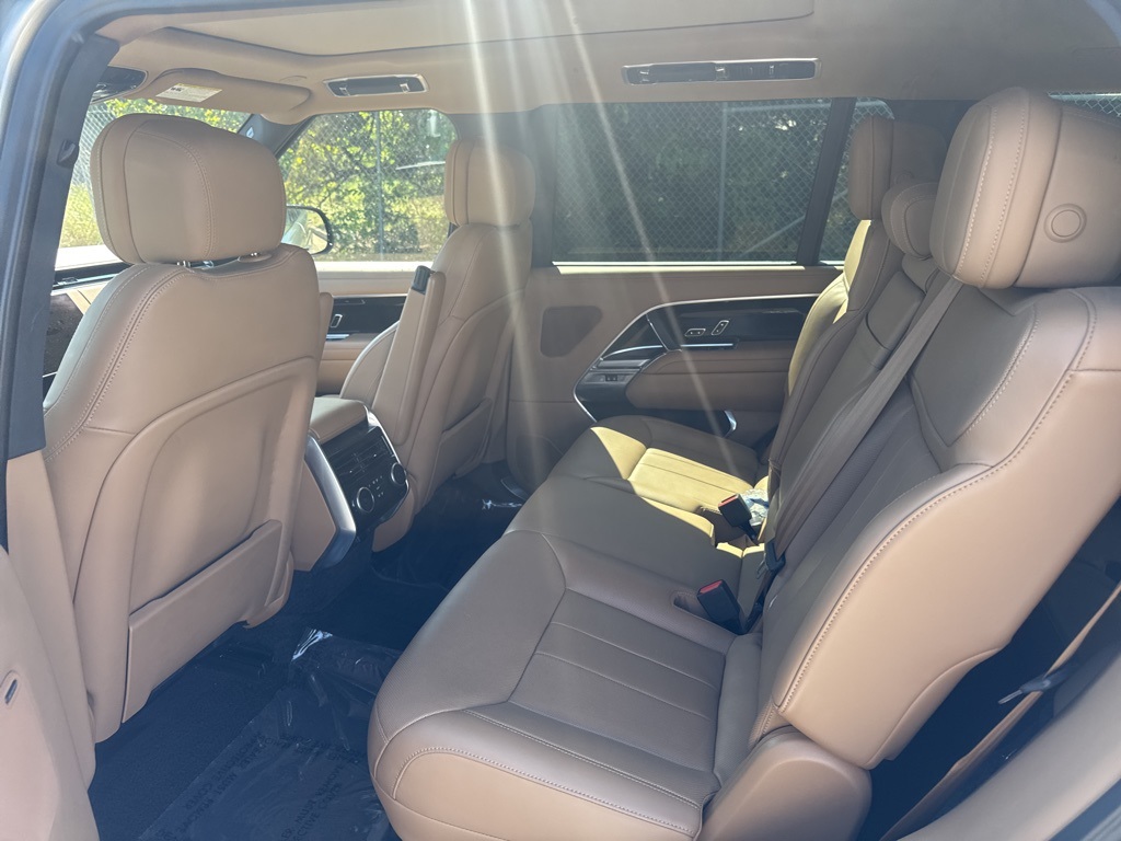 2023 Land Rover Range Rover SE photo 9