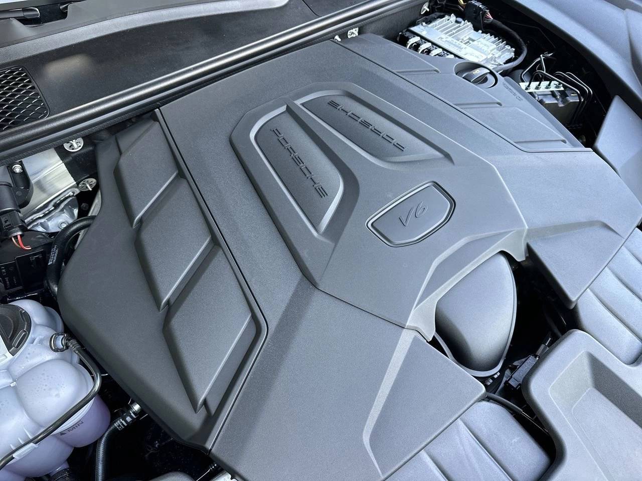2025 Porsche Cayenne Coupe photo 30