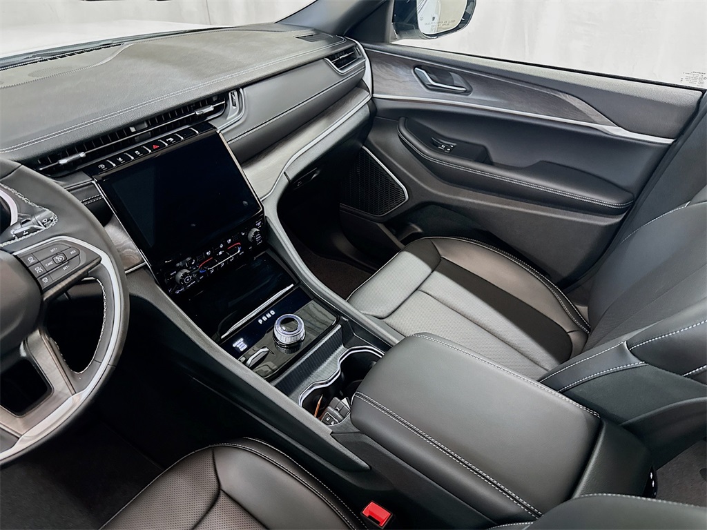 2025 Jeep Grand Cherokee Limited photo 17