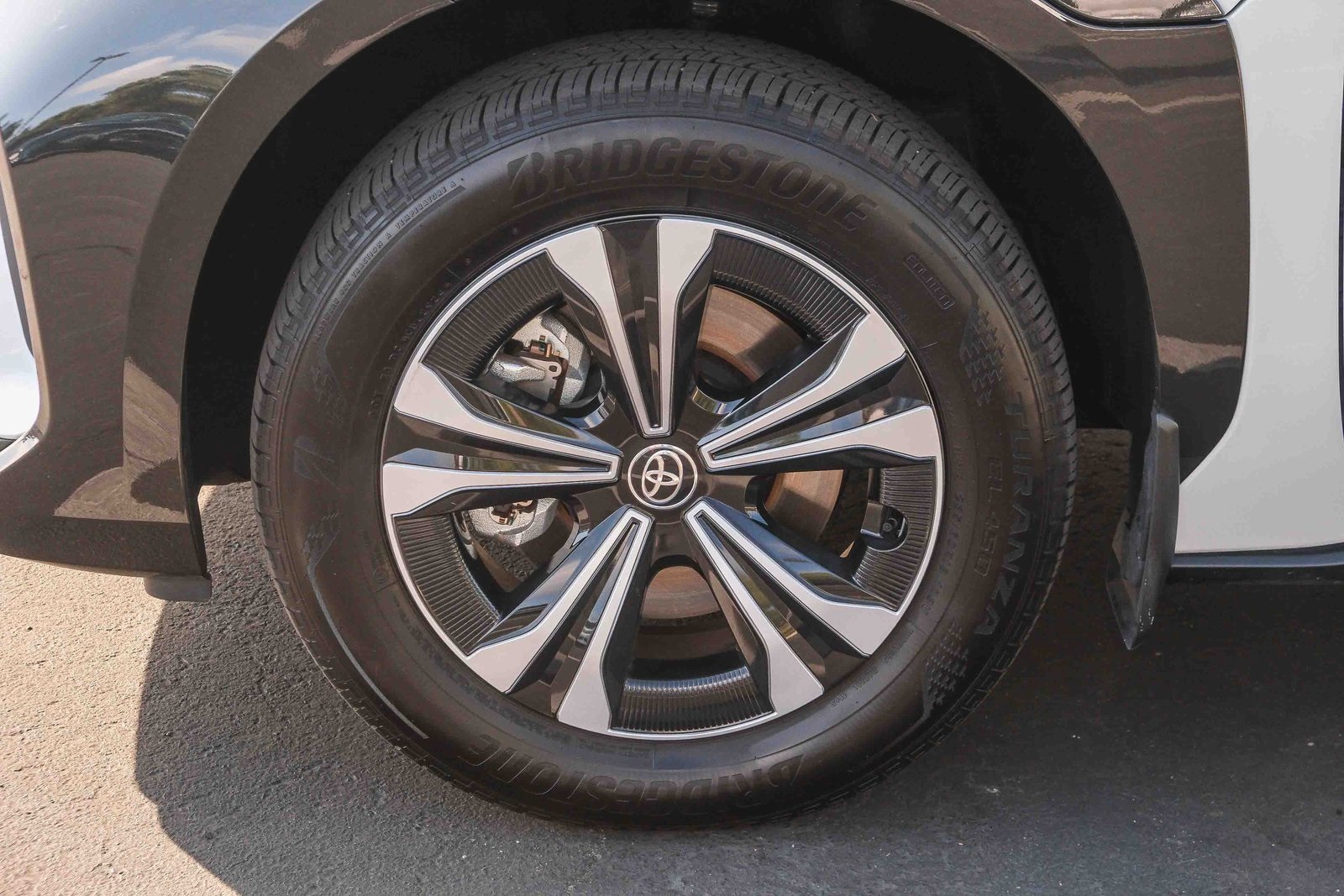 2024 Toyota bZ4X XLE photo 3