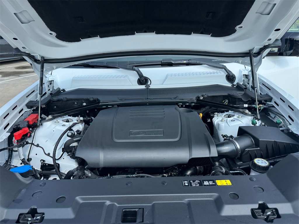2025 Land Rover Defender 110 S photo 18