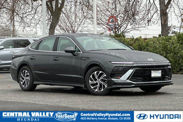 2026 Hyundai Sonata Hybrid Blue's photo