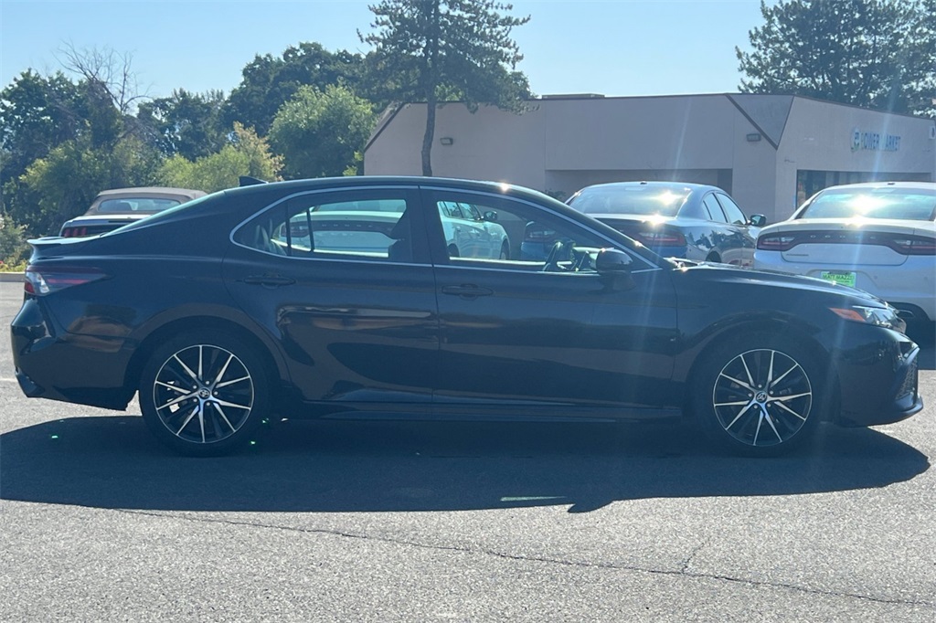 2022 Toyota Camry SE photo 8