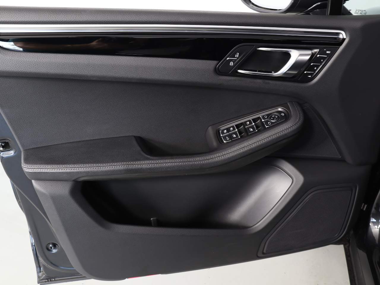 2023 Porsche Macan T photo 21