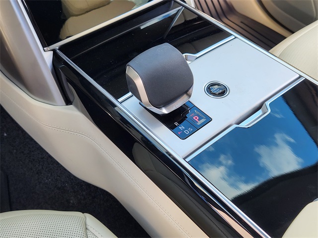 2025 Land Rover Range Rover SE photo 12