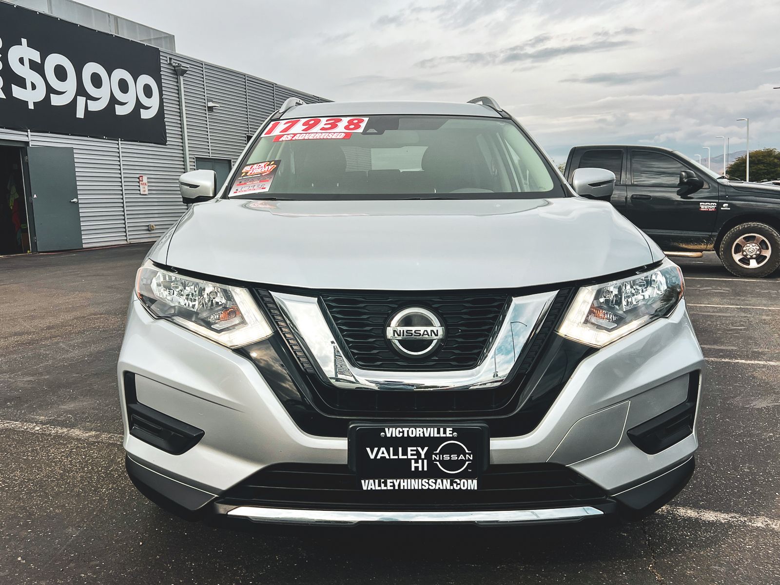 2019 Nissan Rogue SV photo 2