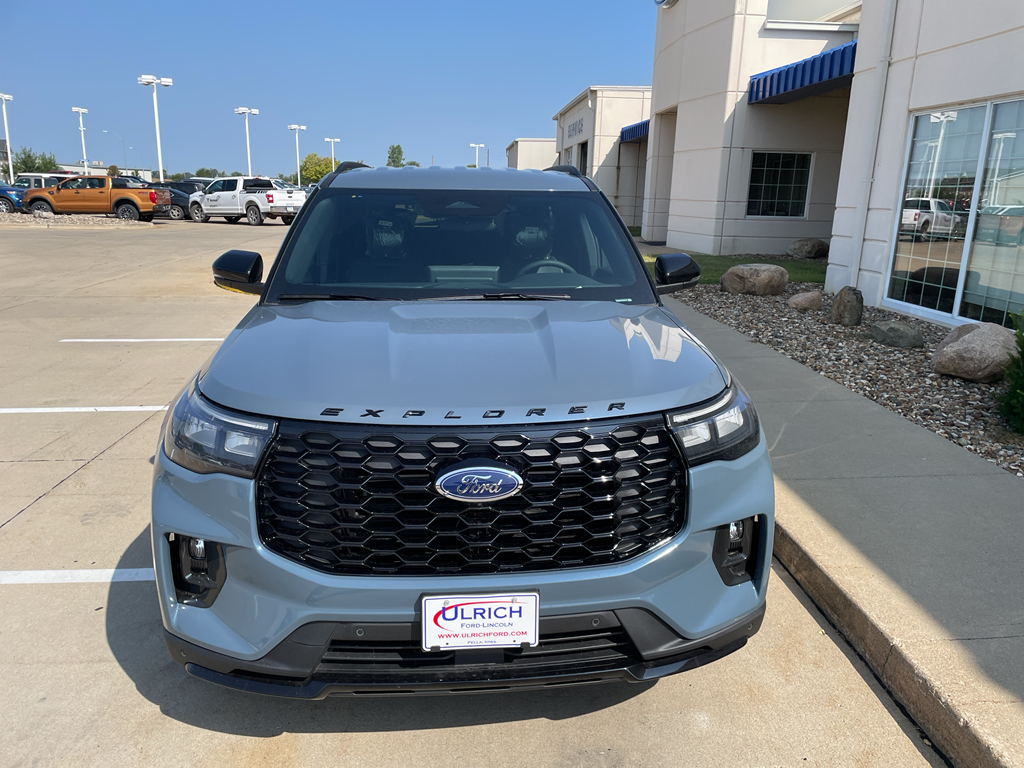 2025 Ford Explorer ST-Line photo 2