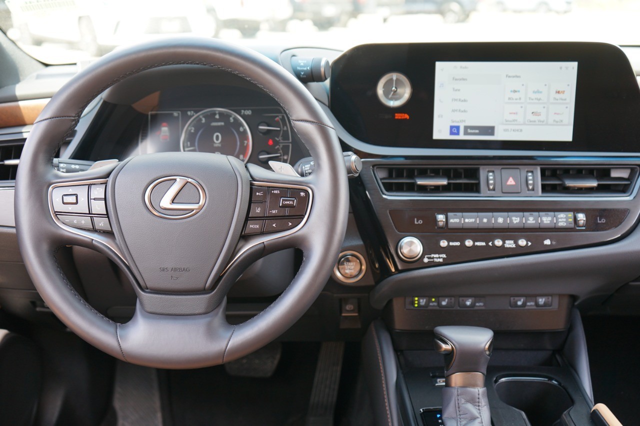 2025 Lexus ES 350 photo 26