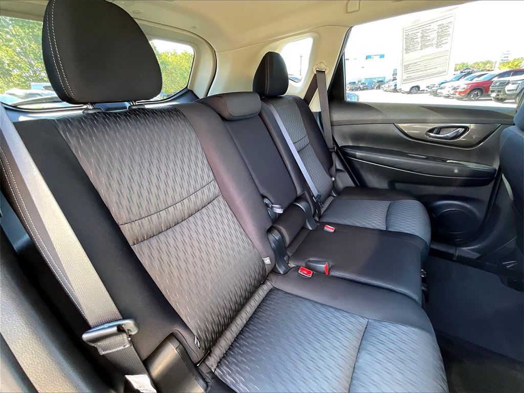 2019 Nissan Rogue SV photo 14