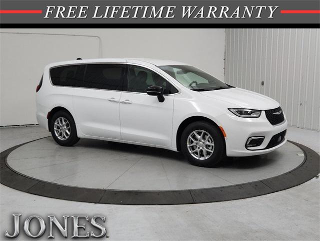 2026 Chrysler Pacifica Select's photo