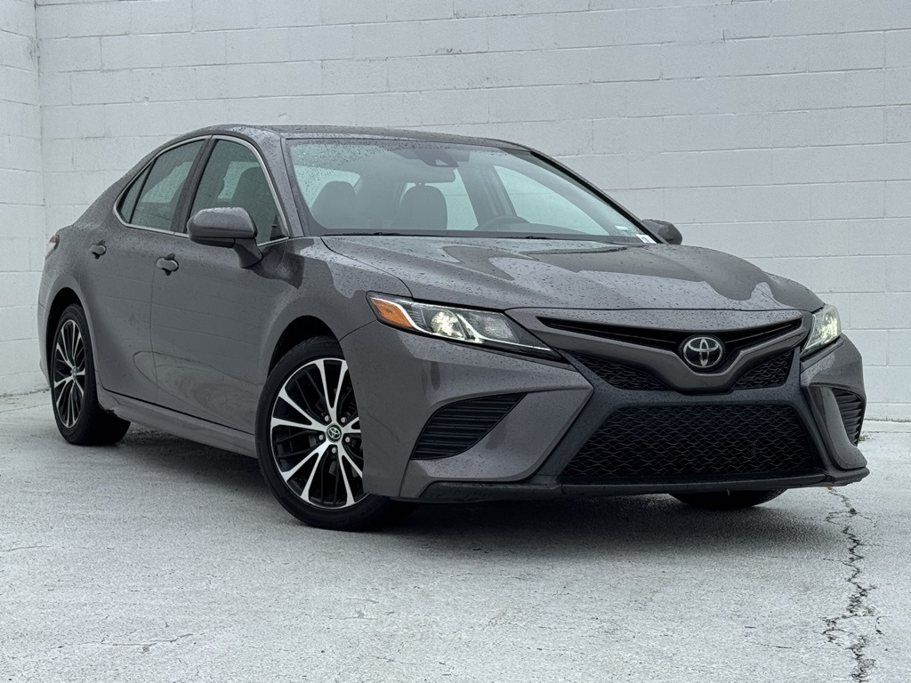 2020 Toyota Camry SE photo 2