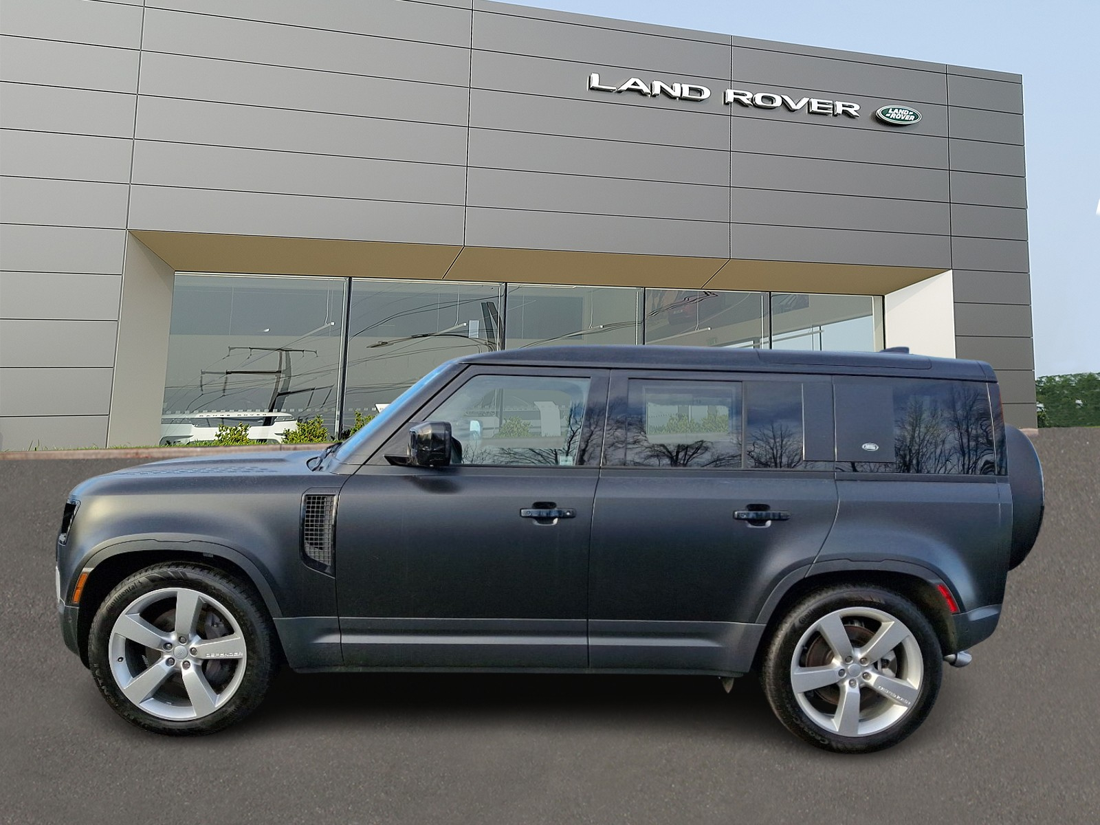 2024 Land Rover Defender 110 SE photo 3