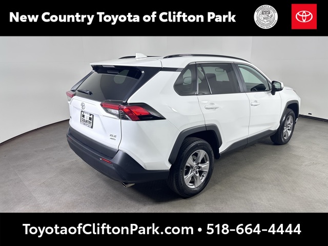 2022 Toyota RAV4 XLE photo 2
