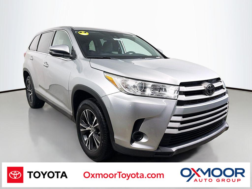 2019 Toyota Highlander LE's photo