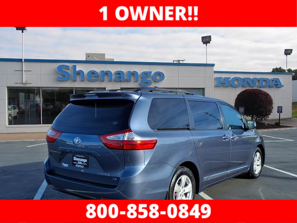 2015 Toyota Sienna LE photo 2