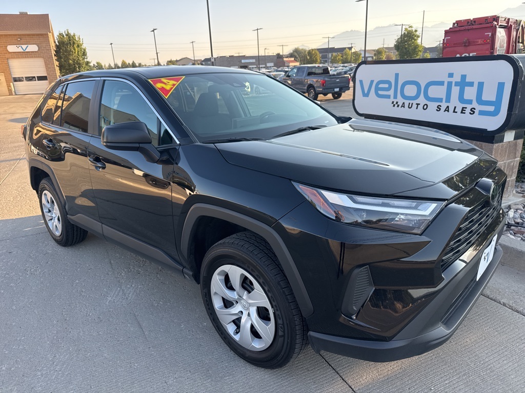 2024 Toyota RAV4 LE's photo