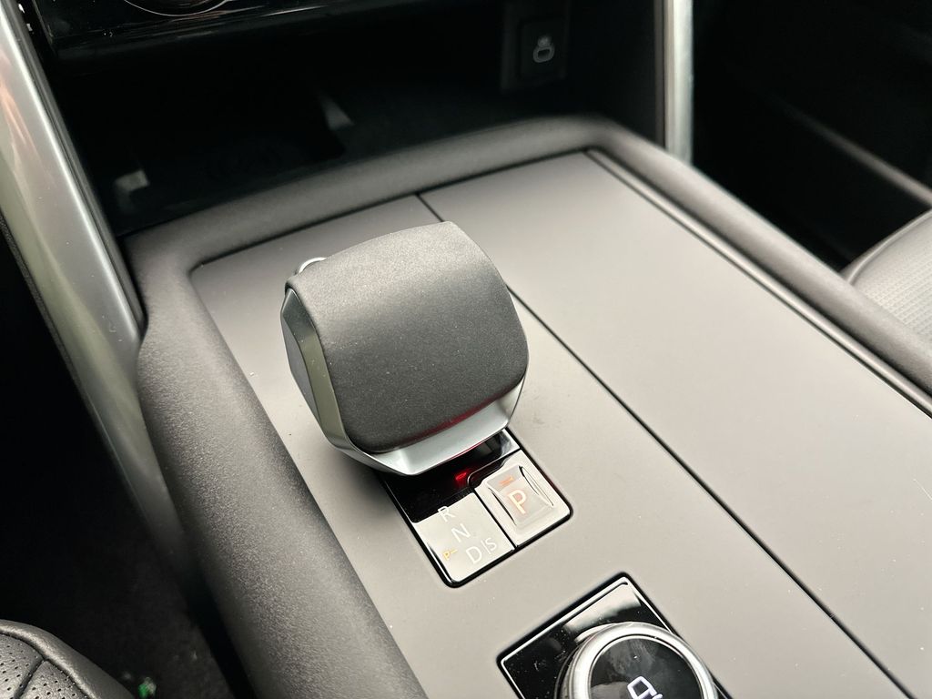 2025 Land Rover Discovery SE photo 9