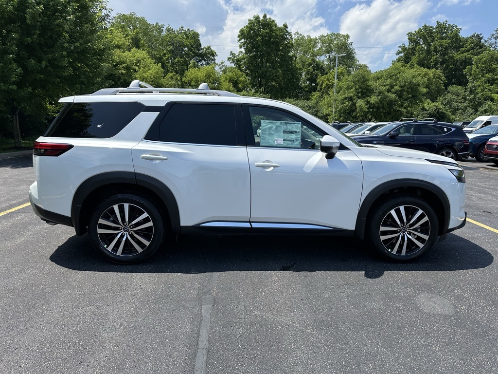 2025 Nissan Pathfinder Platinum photo 2