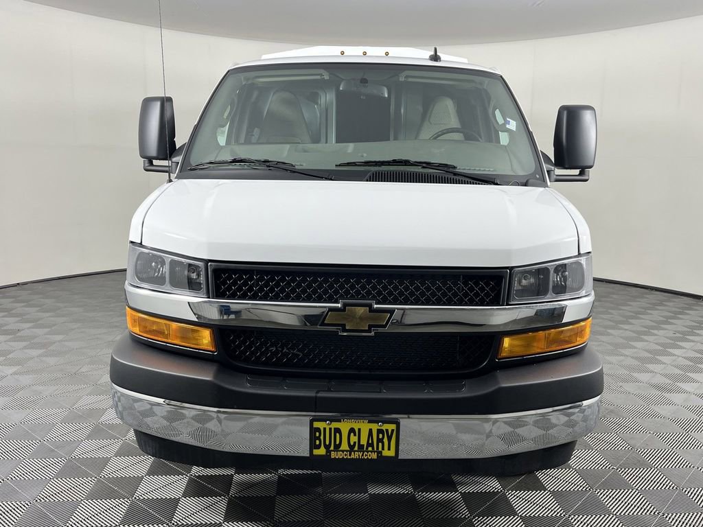 2024 Chevrolet Express Cutaway 3500 photo 2