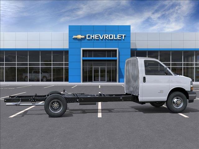 2025 Chevrolet Express Cutaway 3500 photo 3