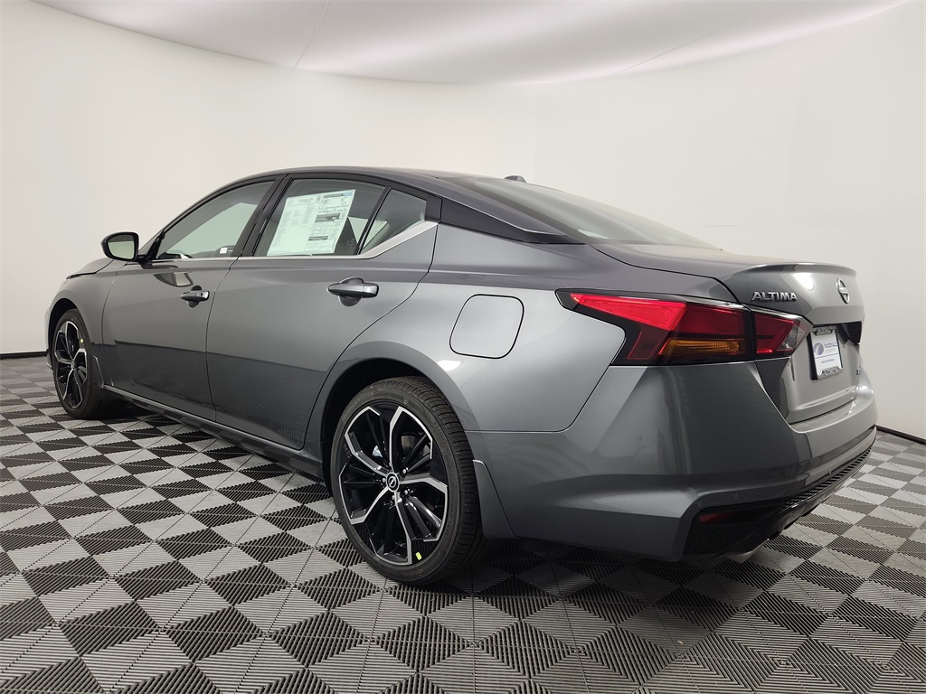 2025 Nissan Altima SR photo 3