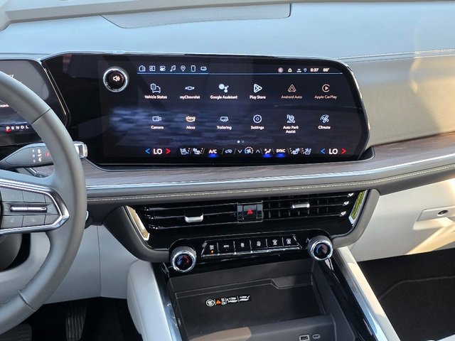 2025 Chevrolet Suburban Premier photo 3