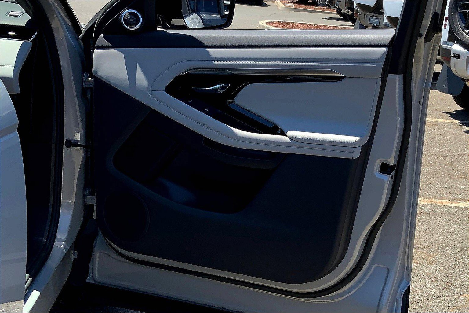 2023 Land Rover Range Rover Evoque R-Dynamic SE photo 23