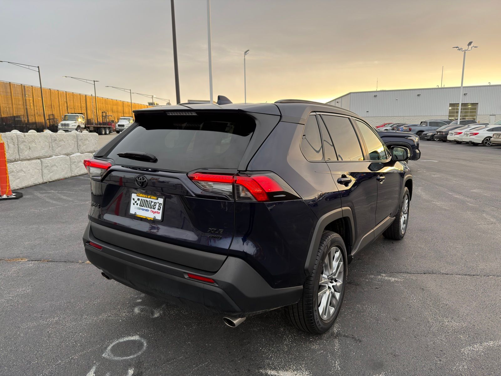 2022 Toyota RAV4 XLE Premium photo 4