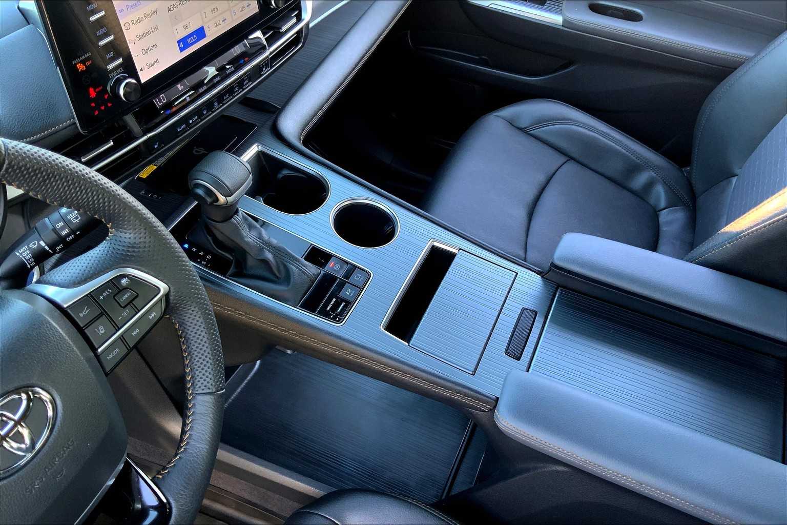 2023 Toyota Sienna Woodland Edition photo 15