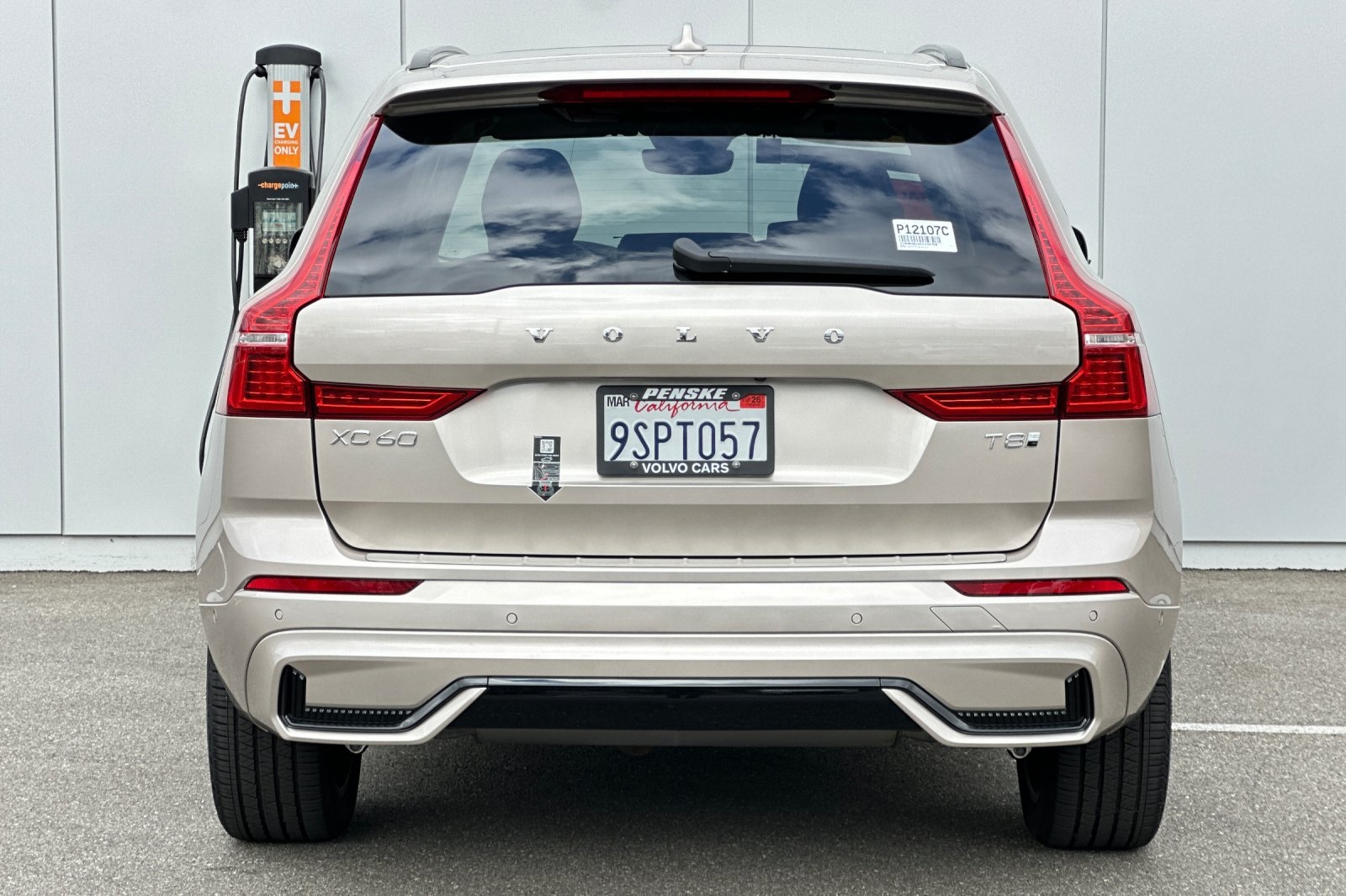 2025 Volvo XC60 Hybrid T8 Plus photo 2