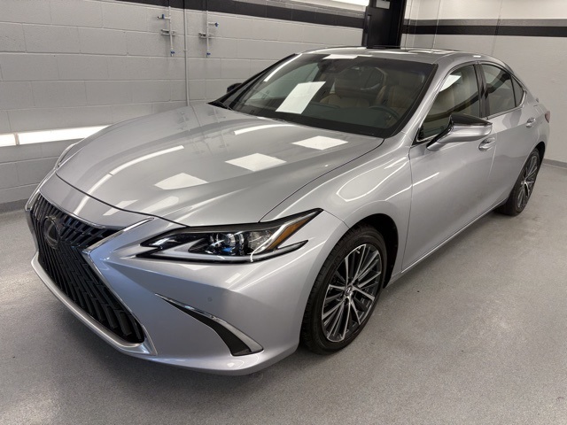 2024 Lexus ES Hybrid 300h's photo