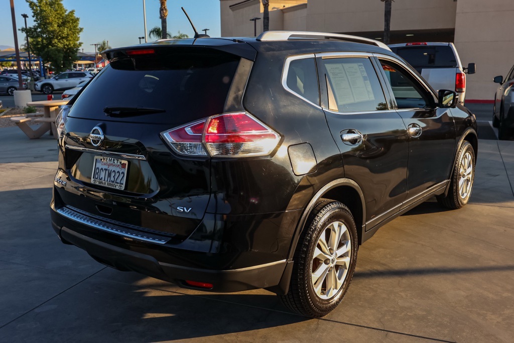2015 Nissan Rogue SV photo 2