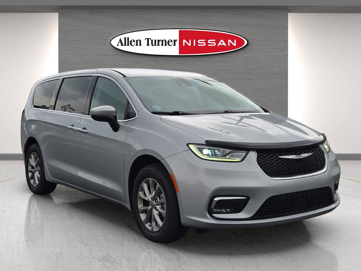 2023 Chrysler Pacifica Touring L photo 2