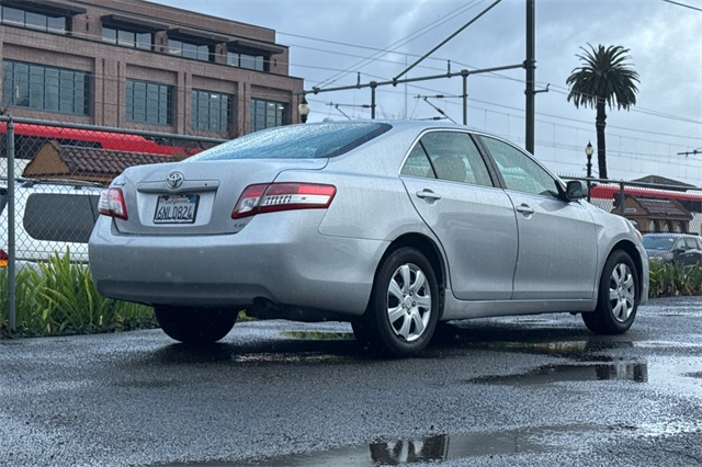 2011 Toyota Camry LE photo 4