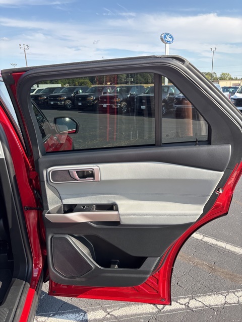 2023 Ford Explorer XLT photo 34