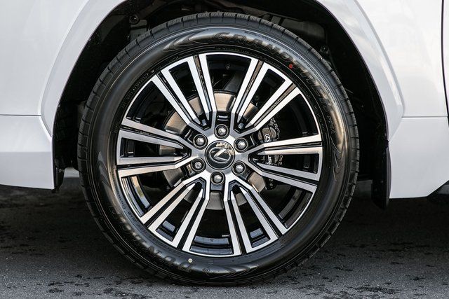 2024 Lexus LX 600 Luxury photo 9