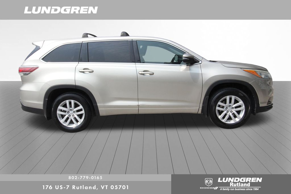 2015 Toyota Highlander LE Plus photo 2