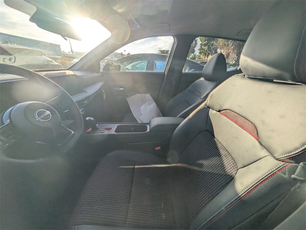 2025 Nissan Kicks SR photo 4