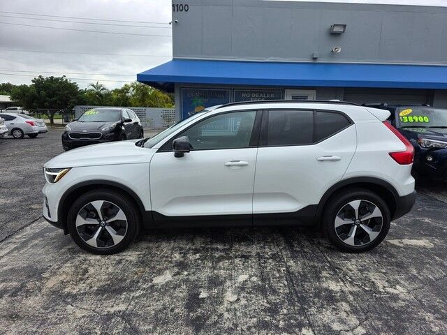 2024 Volvo XC40 Plus photo 3