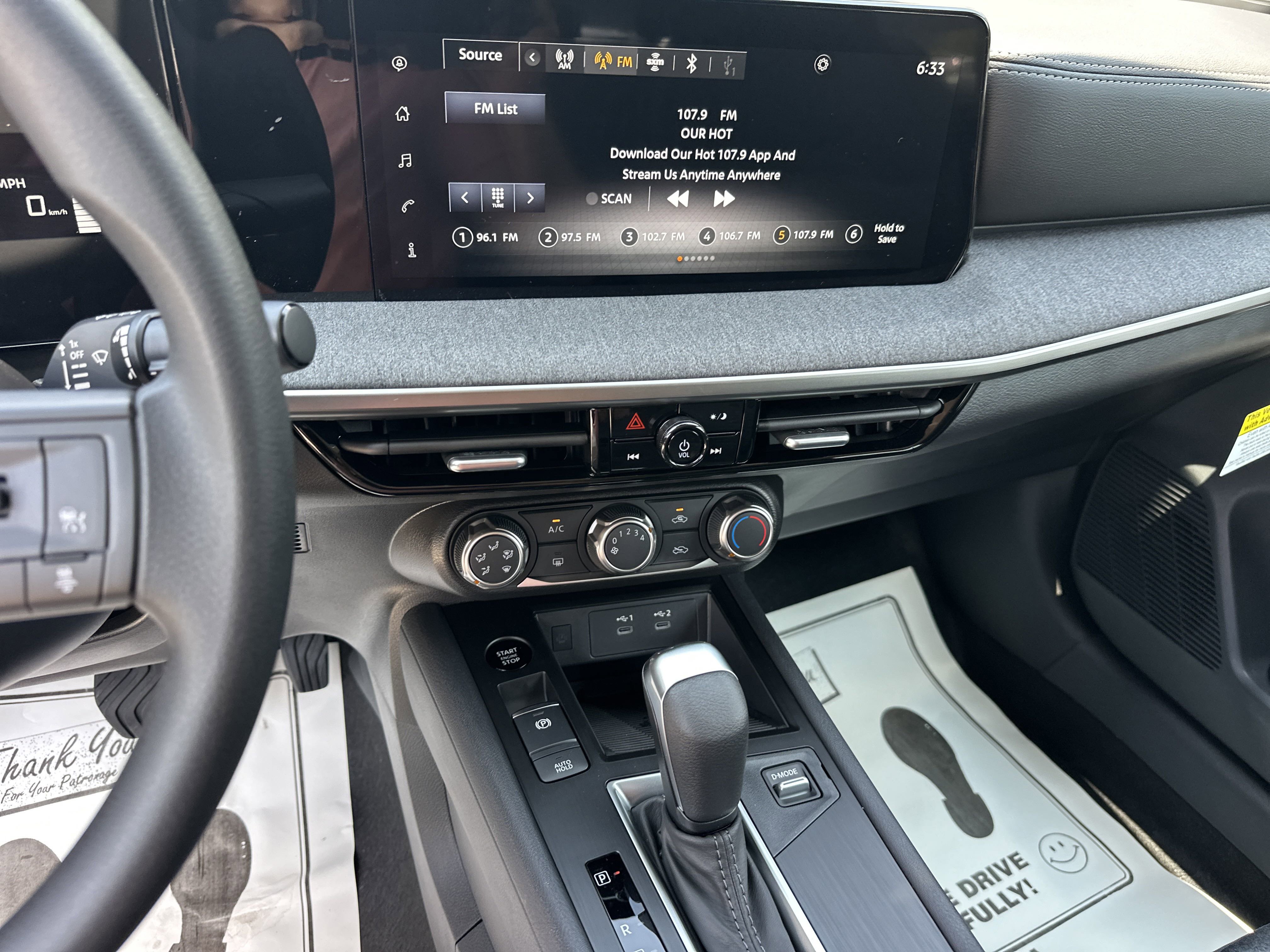 2025 Nissan Kicks SV photo 8