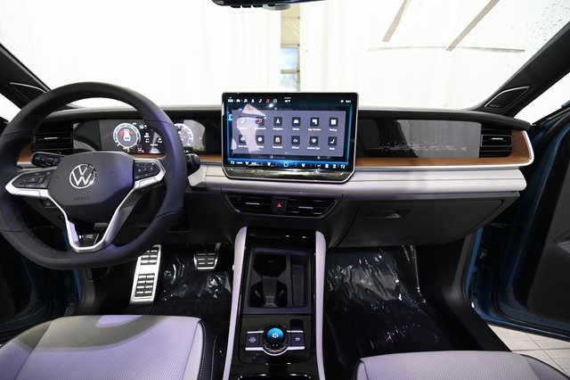 2026 Volkswagen Tiguan SEL R-Line photo 2