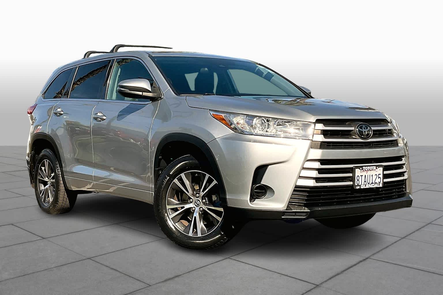 2018 Toyota Highlander LE photo 2
