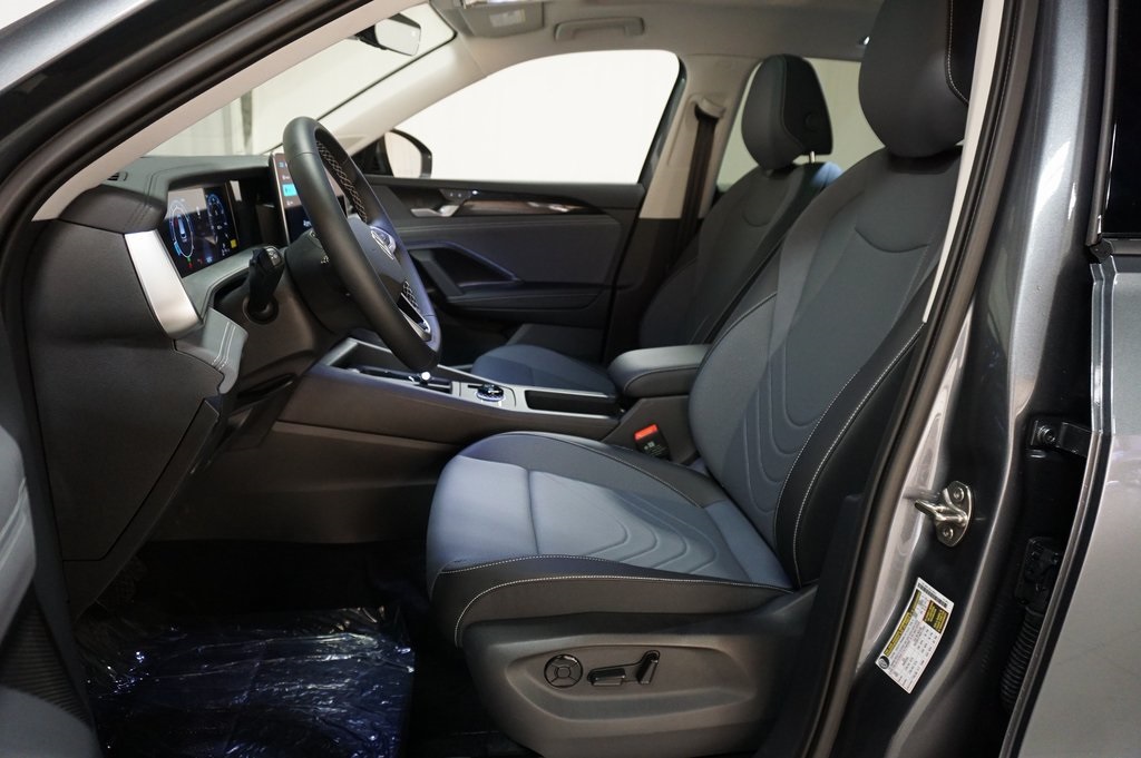 2025 Volkswagen Tiguan SE photo 9