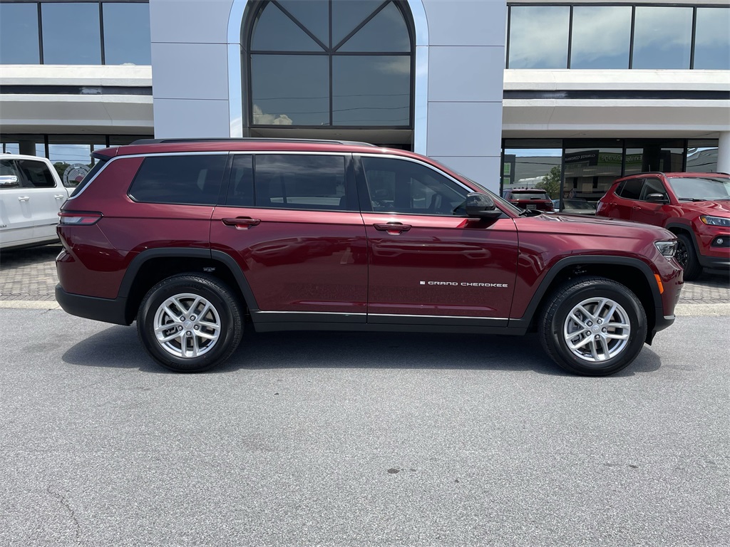 2025 Jeep Grand Cherokee Laredo photo 3