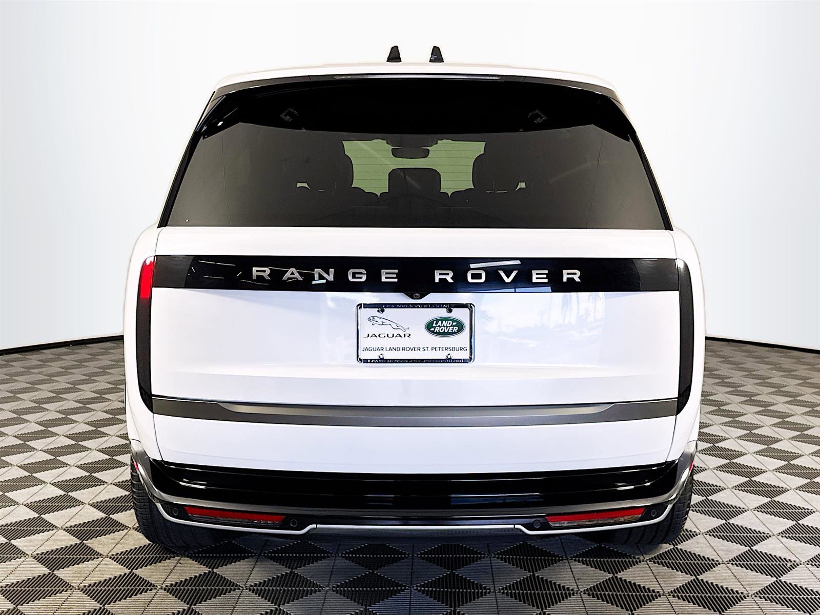 2024 Land Rover Range Rover SE photo 5