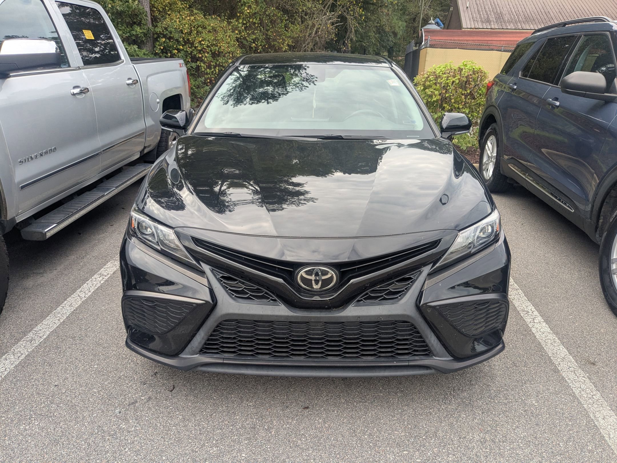 2022 Toyota Camry SE photo 2