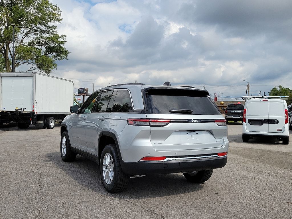 2025 Jeep Grand Cherokee Laredo photo 3