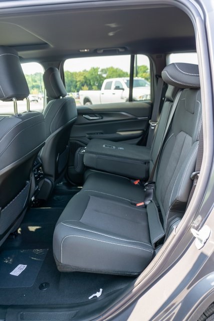 2025 Jeep Grand Cherokee Laredo X photo 6