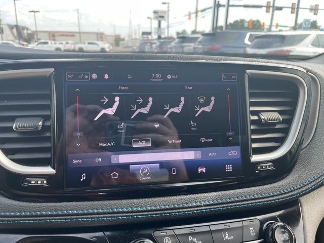 2021 Chrysler Pacifica Touring L photo 18