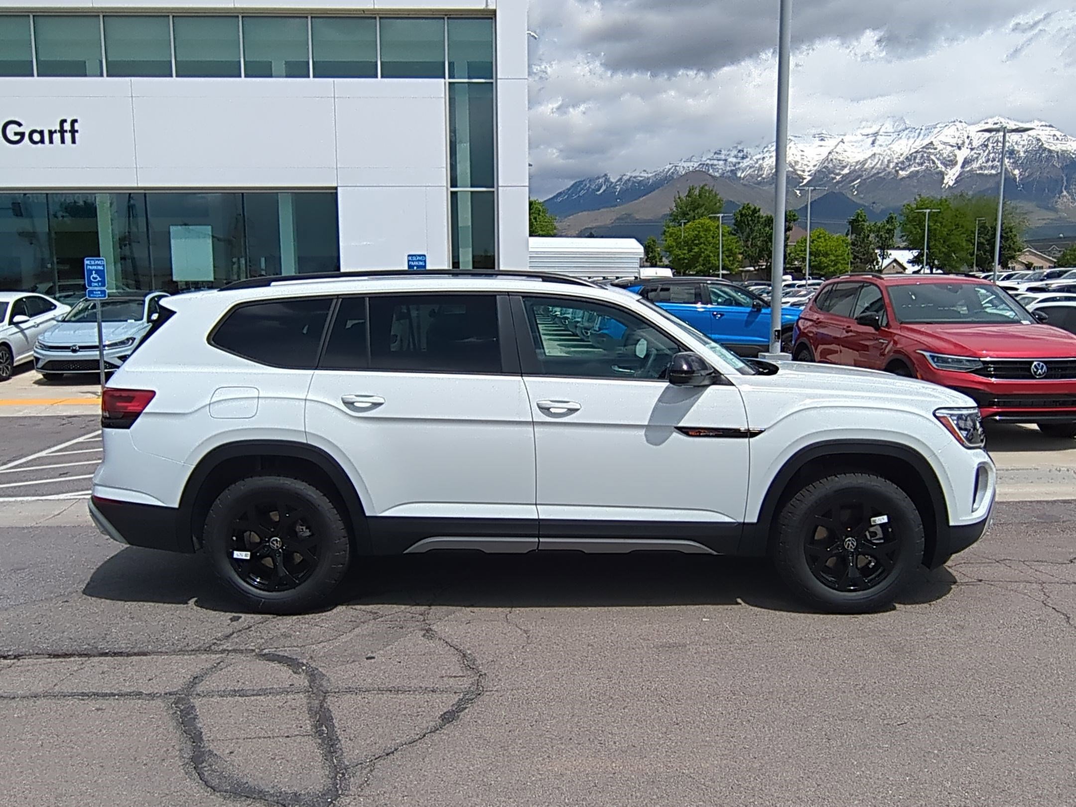2025 Volkswagen Atlas Peak Edition SE photo 2